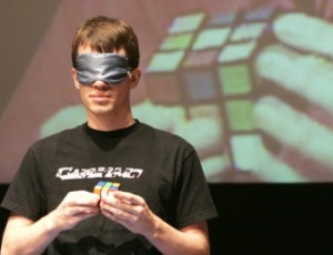 Rubik kocka kirakása bekötött szemmel 